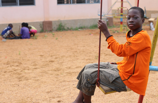 ©Simone Utler Mojo auf einer Schaukel